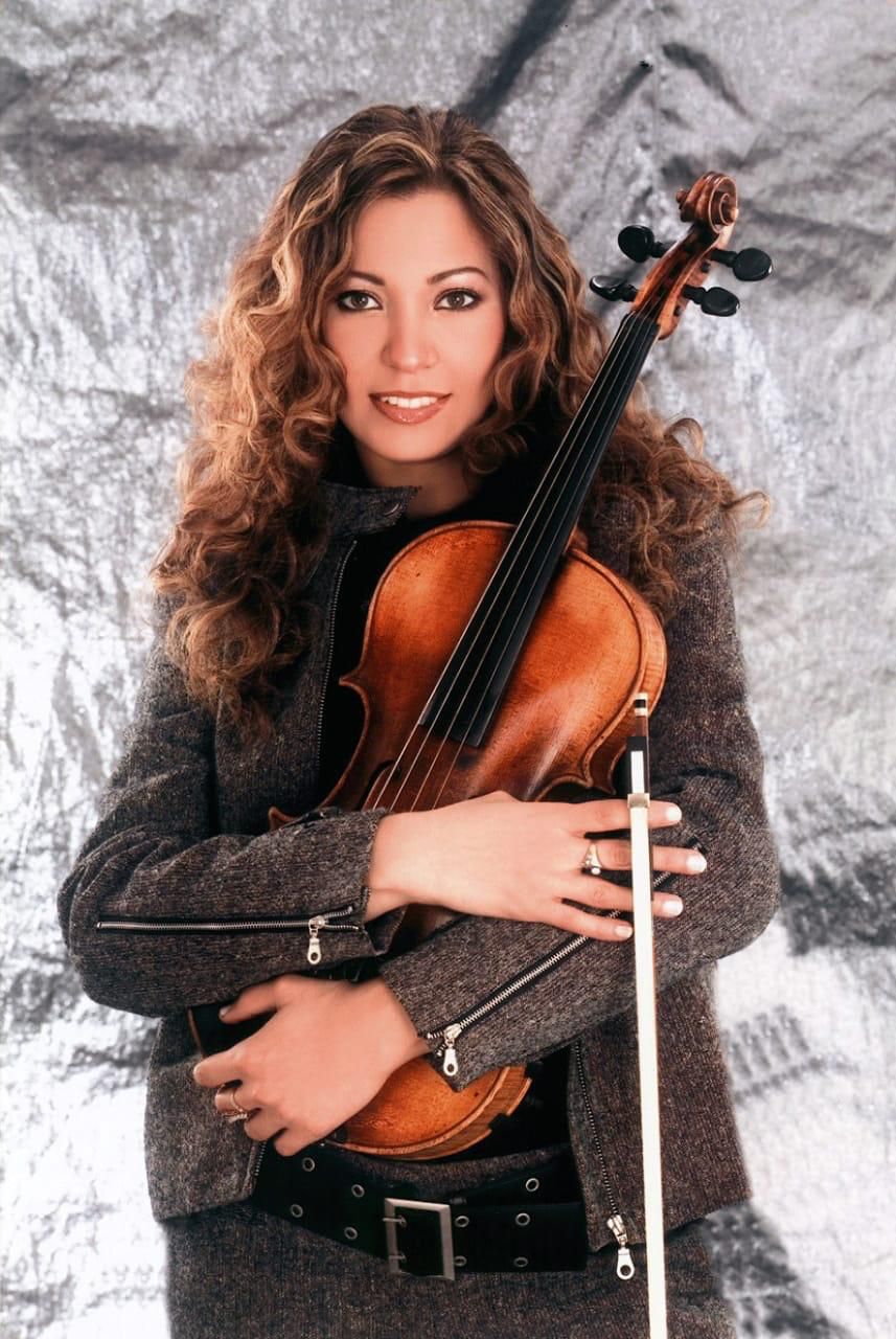 فيولا رشا يحيى بين الشرق والغرب فى الاوبرا