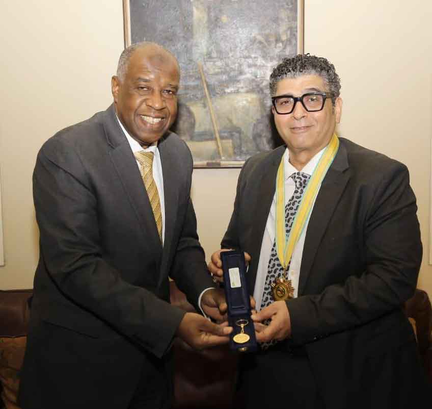 الإتحاد العربى للمحاربين القدماء يهدى وسام الشرف لرئيس دار الأوبرا المصرية